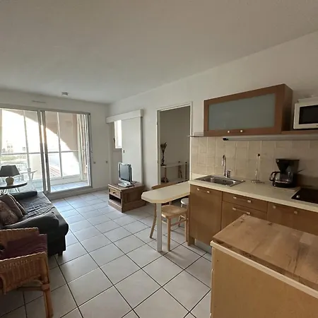 T2 Avec Loggia, Proche Plage, Avec Piscine - Fr-1-472-209